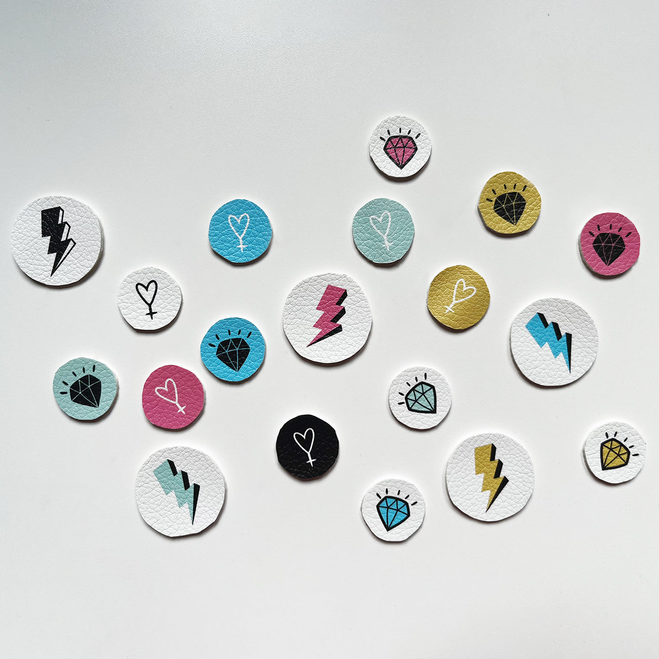 Aufnäher / Badges / Patches "Girl Power Symbols" (19er Set)