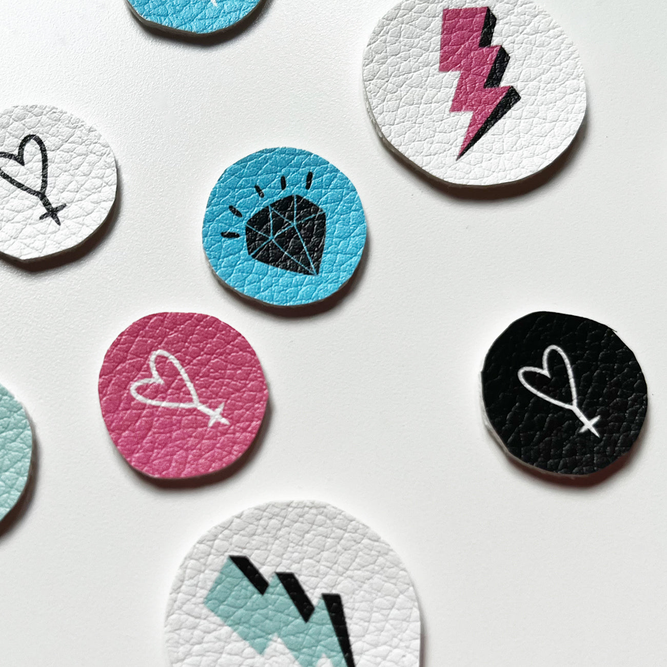 Aufnäher / Badges / Patches "Girl Power Symbols" (19er Set)