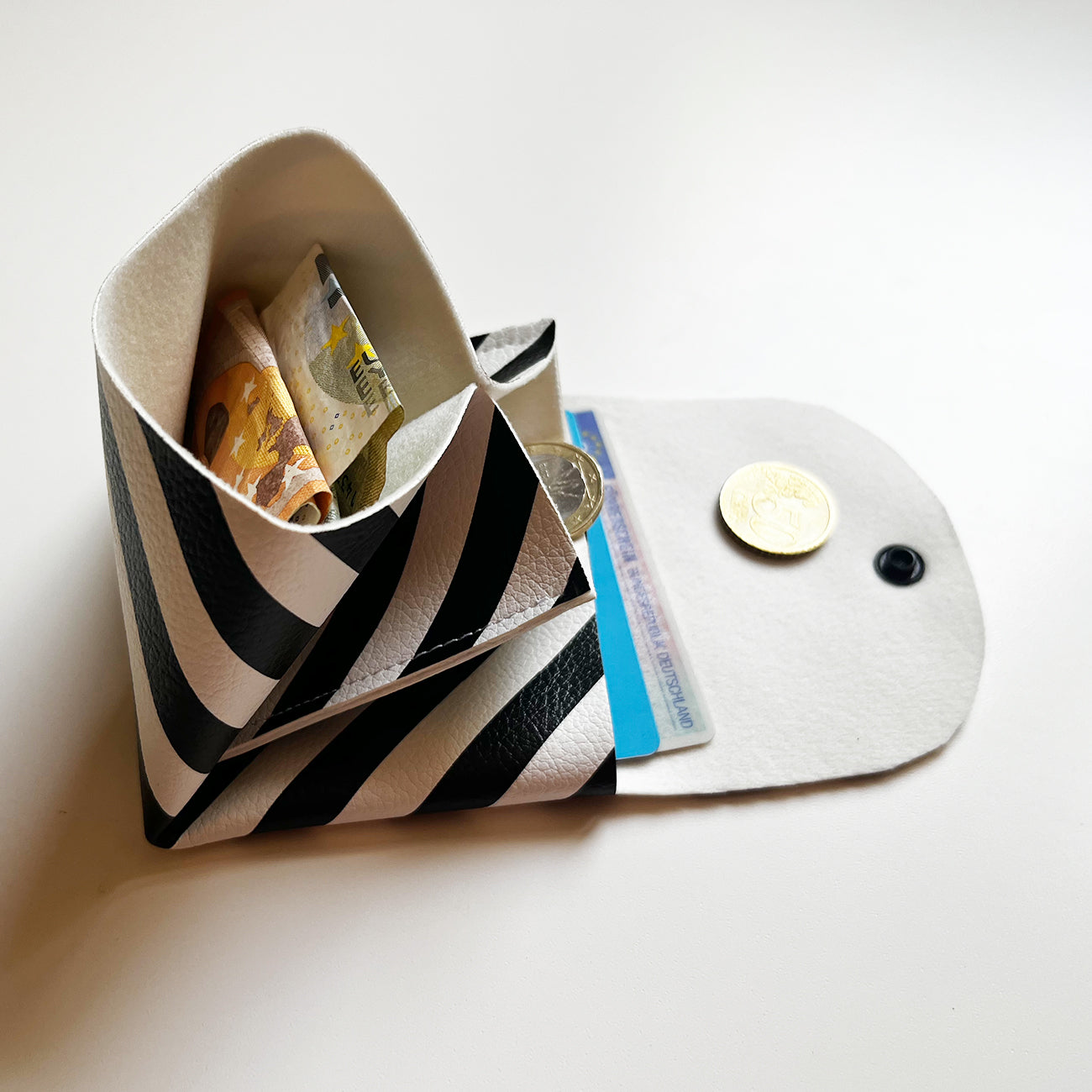 Pixie Wallet "Stripes Black White" - Geldbörse aus veganem Kunstleder