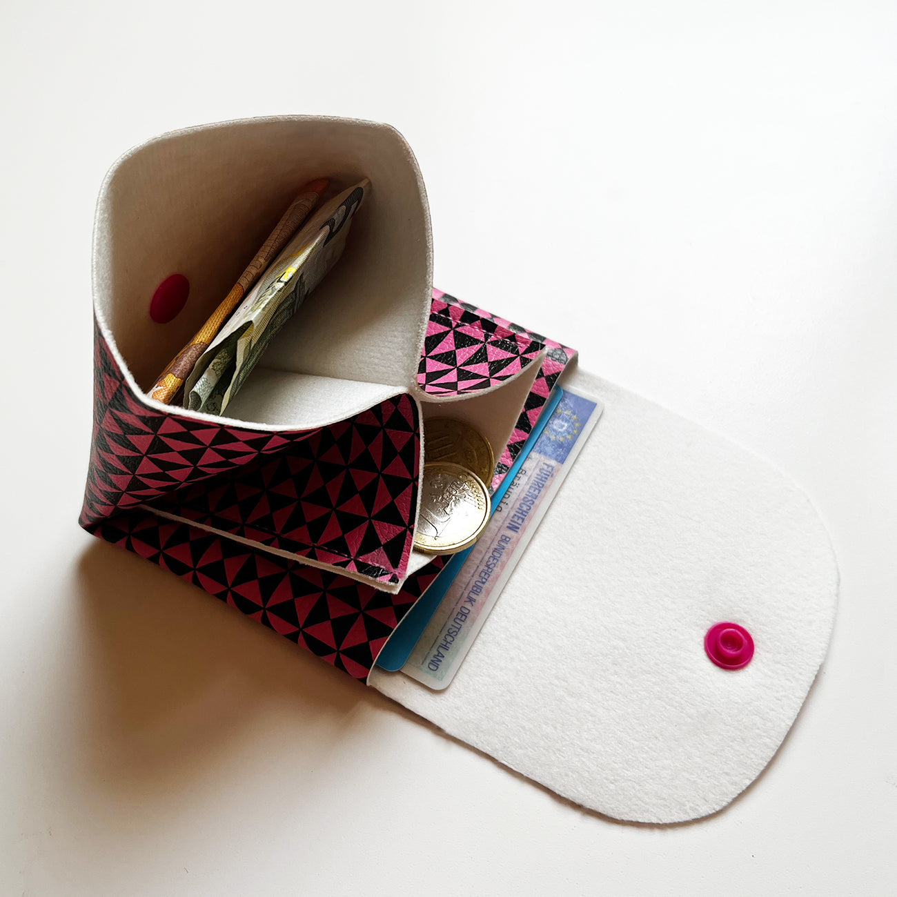 Pixie Wallet "Triangle Black Pink" - Geldbörse aus veganem Kunstleder