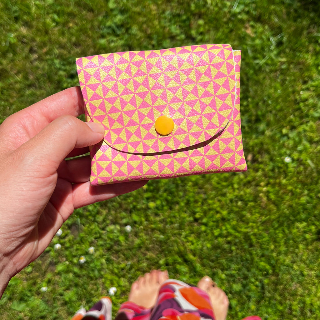 Pixie Wallet "Triangle Pink Yellow" - Geldbörse aus veganem Kunstleder