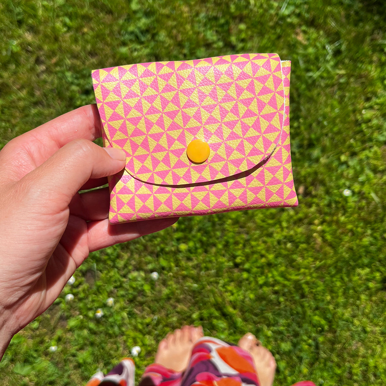 Pixie Wallet "Triangle Pink Yellow" - Geldbörse aus veganem Kunstleder