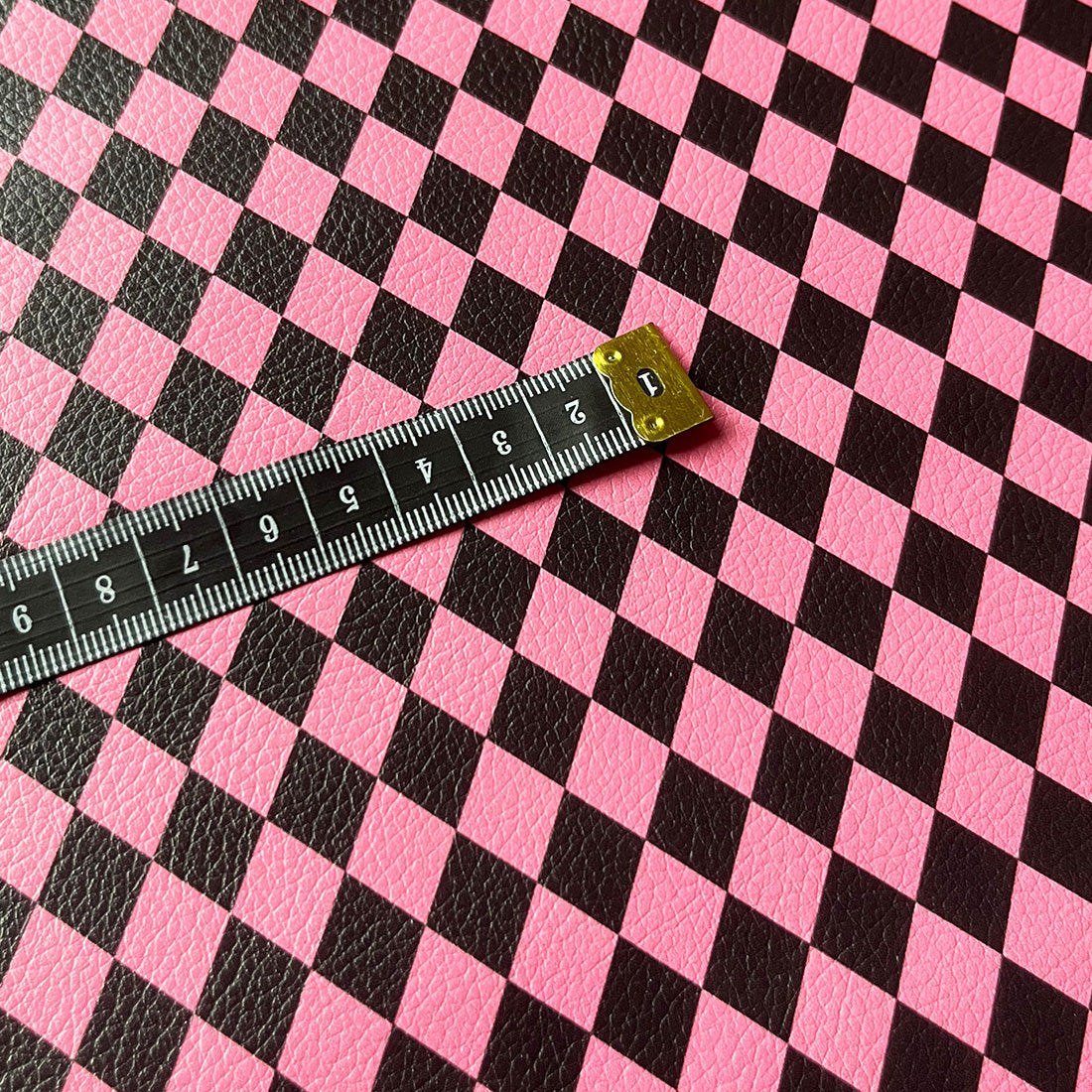 Kunstleder „Happy Harlekin Pink“ – veganes PU Kunstleder 45cm x 135cm