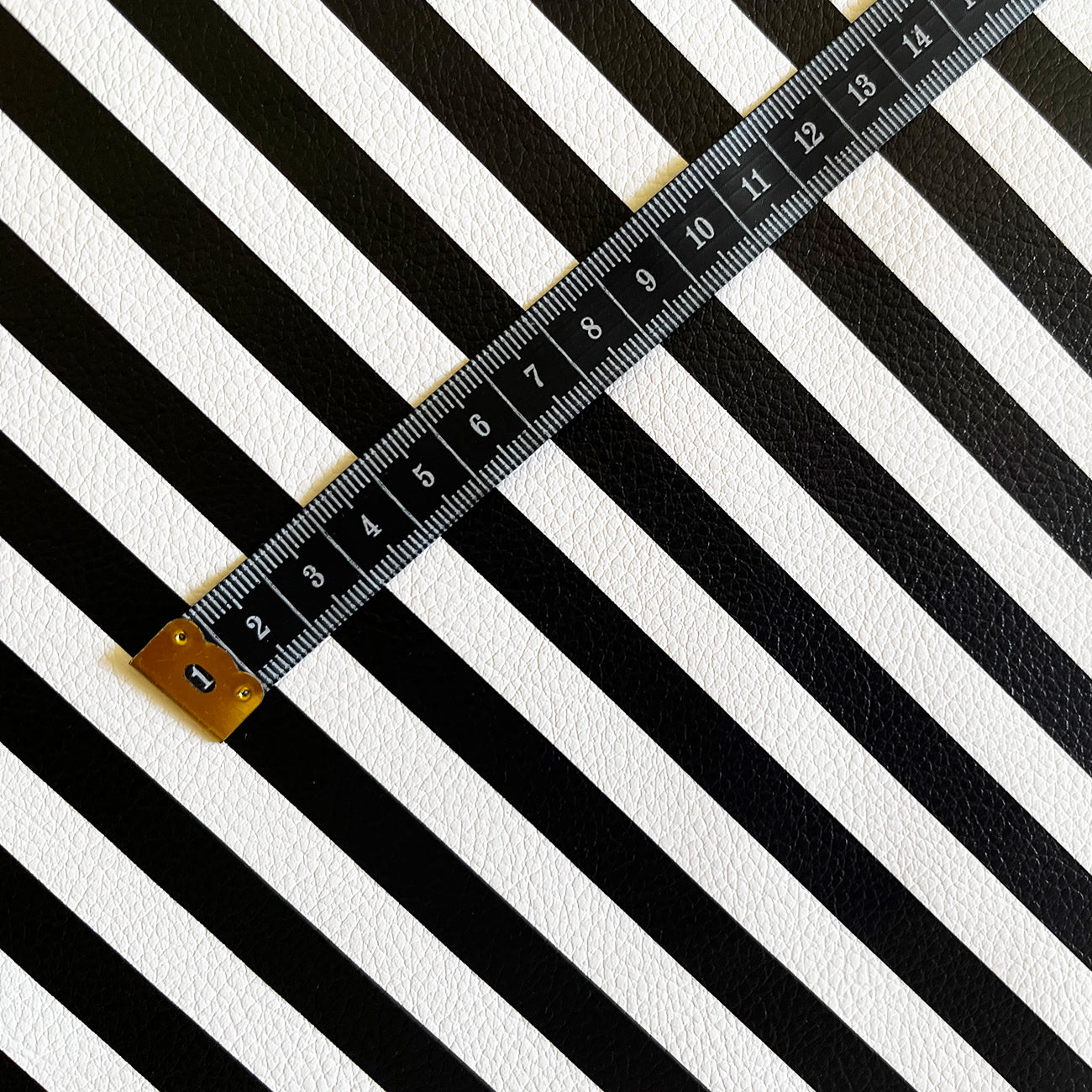 Kunstleder „Stripes Black & White“ – veganes PU Kunstleder 45cm x 135 cm