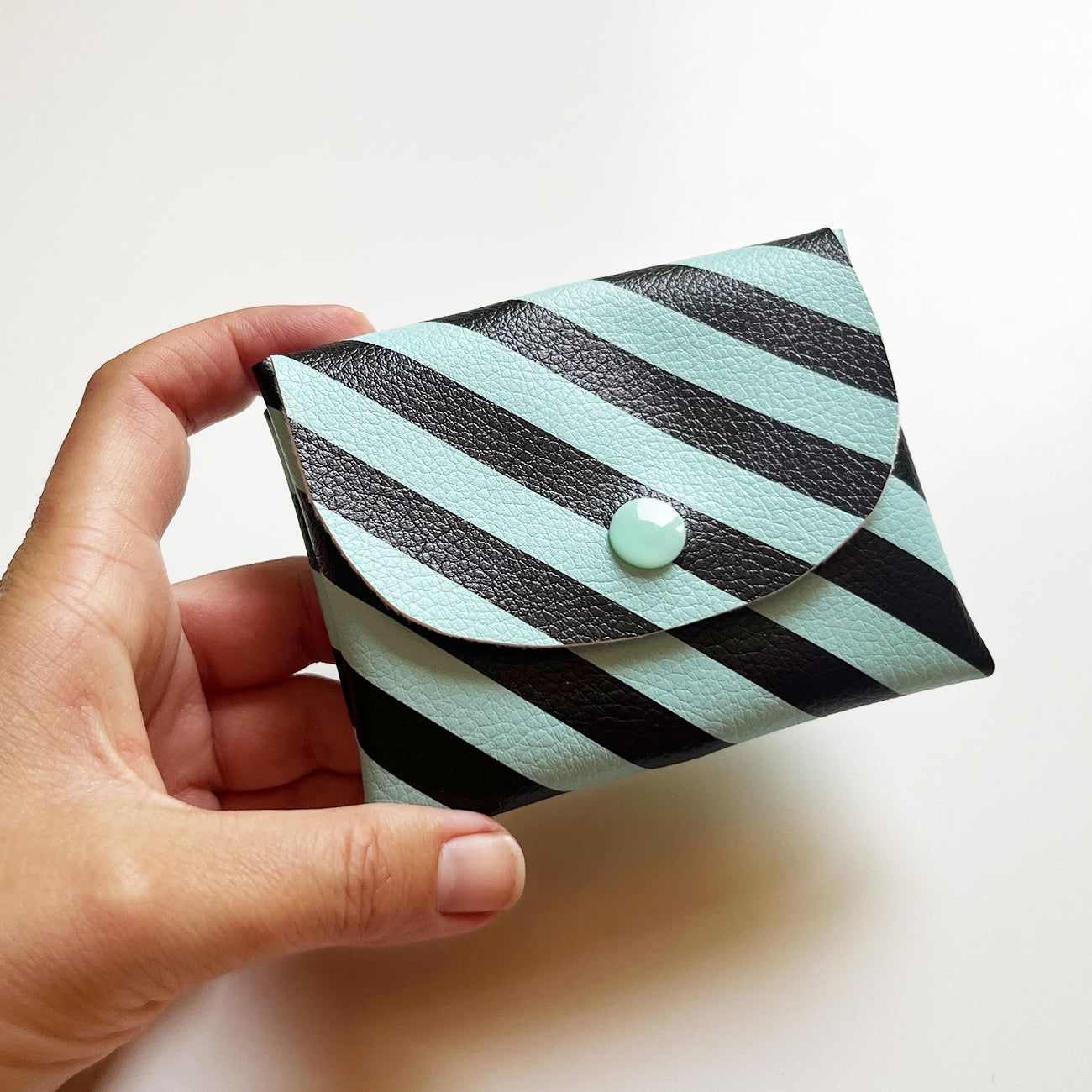 Kunstleder „Stripes Mint“ – veganes PU Kunstleder 45cm x 135 cm
