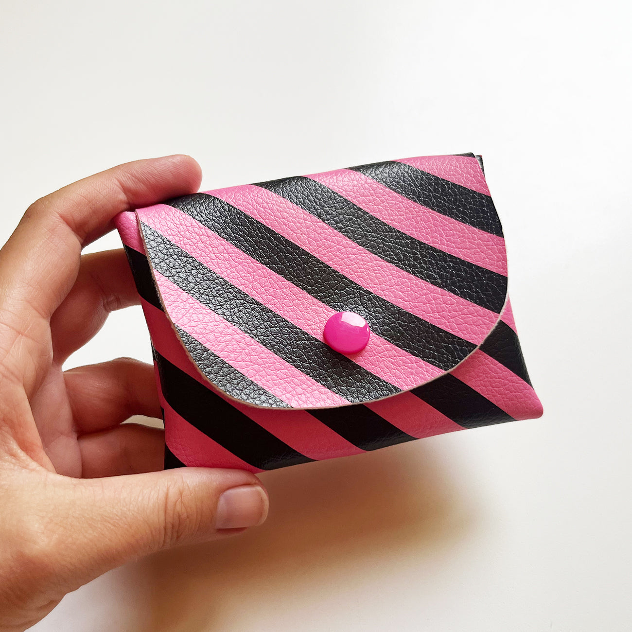 Kunstleder „Stripes Pink“ – veganes PU Kunstleder 45cm x 135 cm