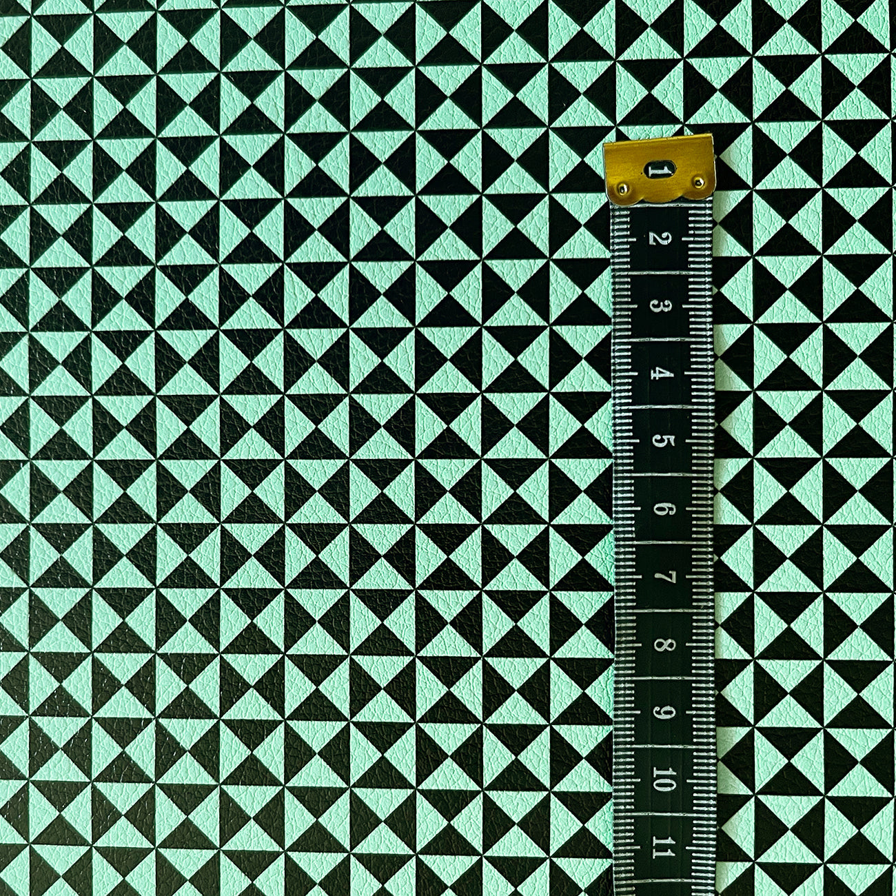 Kunstleder „Triangle Black & Mint“ – veganes PU Kunstleder 45cm x 135 cm