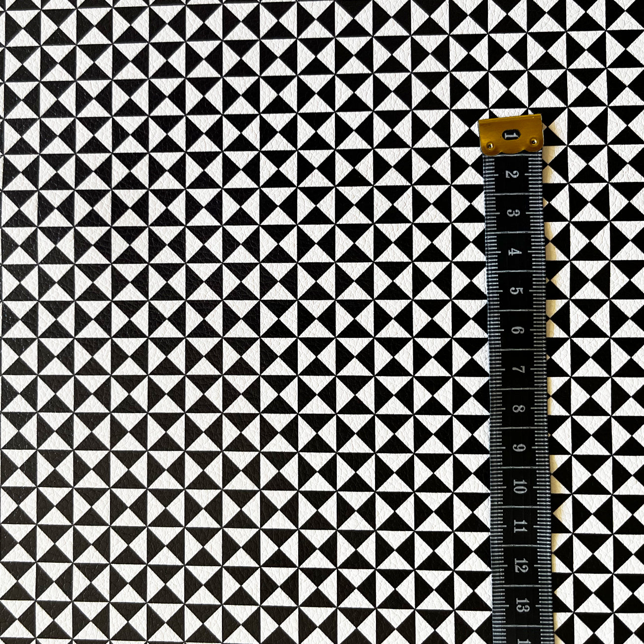 Kunstleder „Triangle Black & White“ – veganes PU Kunstleder 45cm x 135 cm