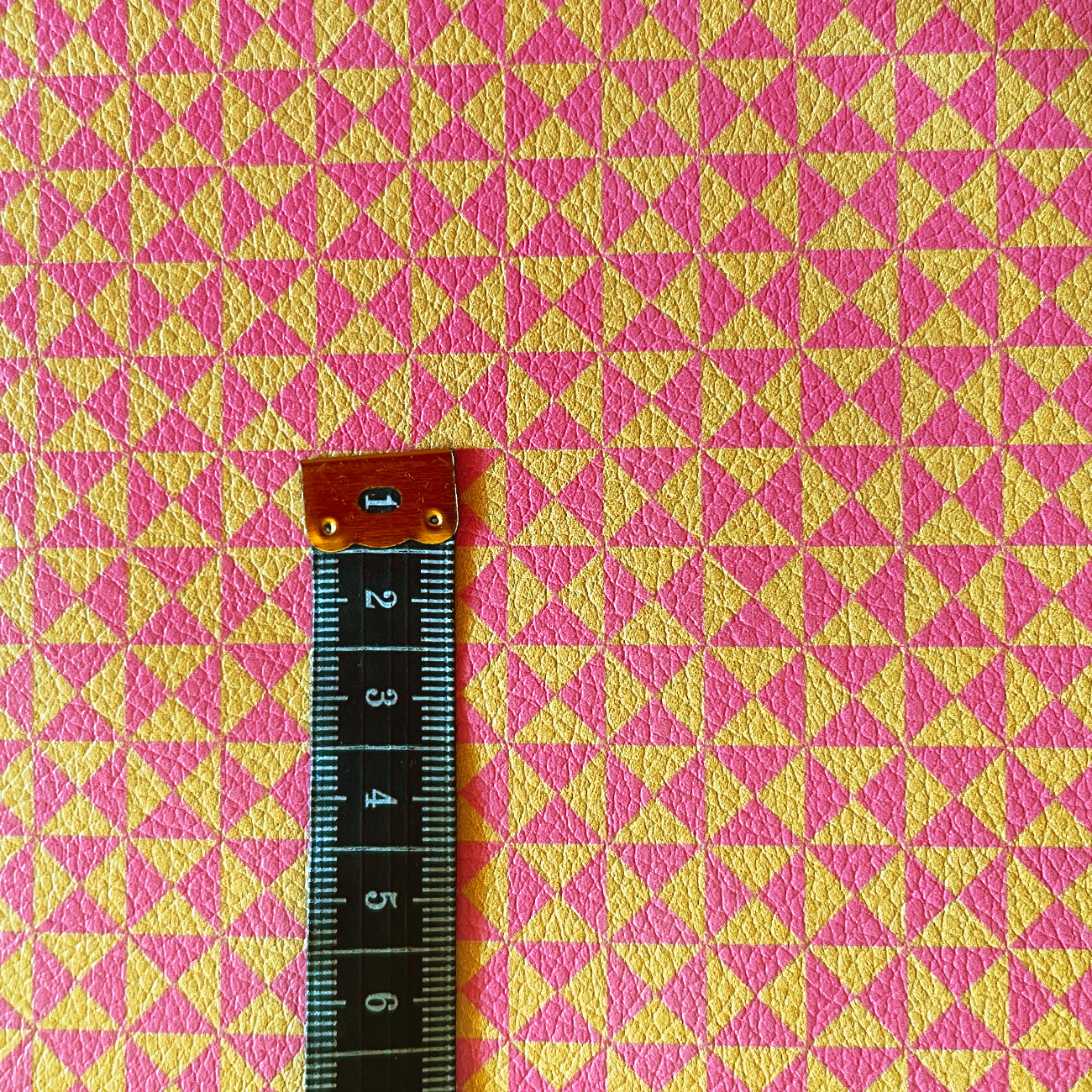Kunstleder „Triangle Pink & Yellow“ – veganes PU Kunstleder 45cm x 135 cm