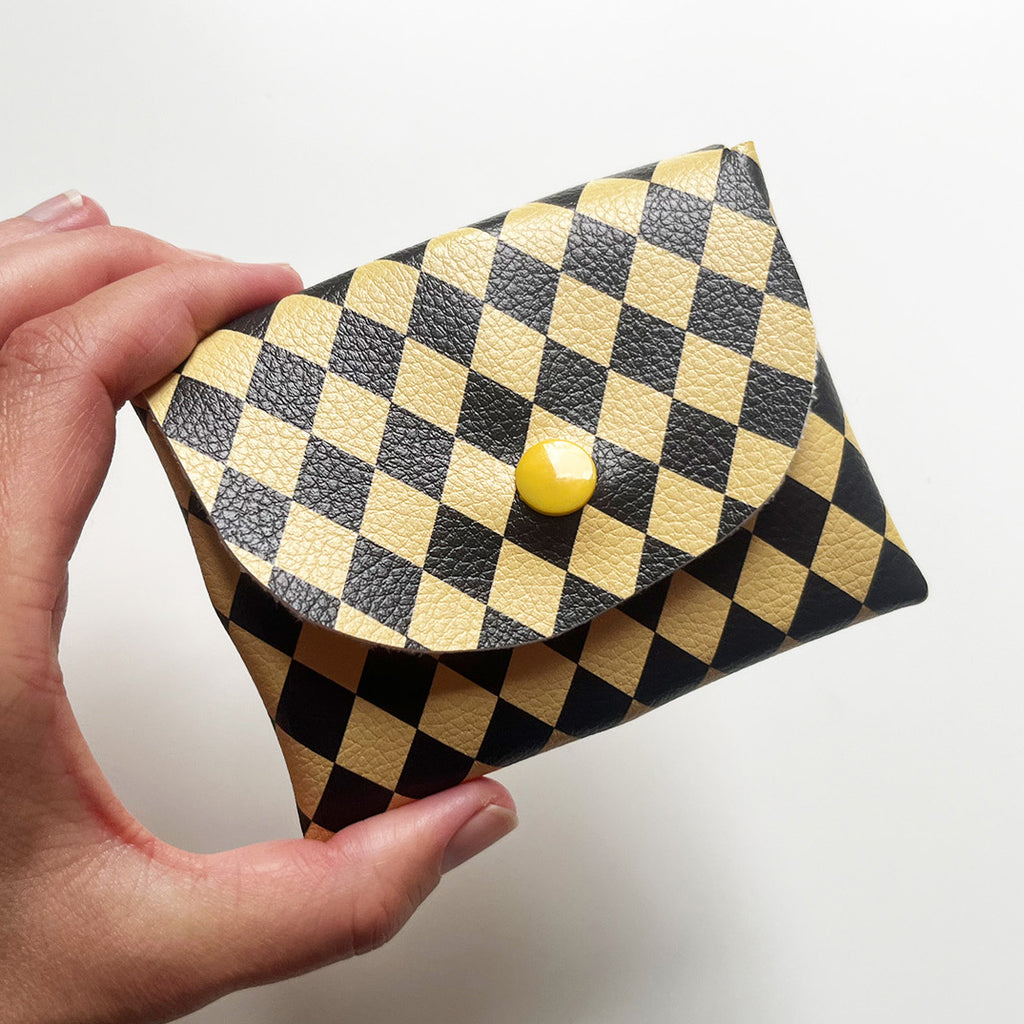 Kunstleder „Happy Harlekin Yellow“ – veganes PU Kunstleder 45cm x 135cm